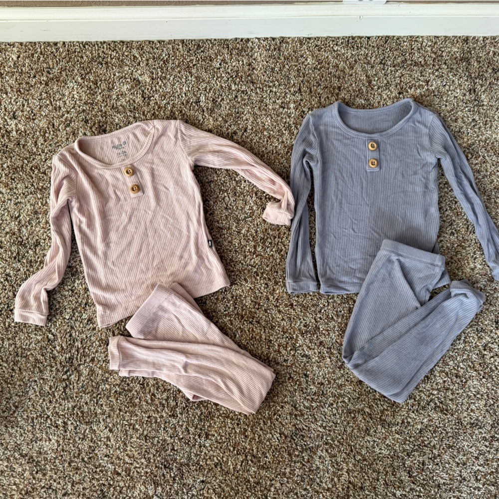 Kyte Baby Ribbed Henley Pajama Sets in Blush and Wisteria size 18-24 months